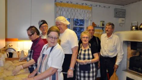 Gunnel Niemi (närmast) har satt fart på bakningen i Kardis. De övriga är Iris Greus, Evald Filppa, Heino Willman, Marianne Koivumaa, Axel Tano och Bert-Åke Koivumaa.FOTO: K-L Sundqvist