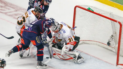 LINKÖPING 2010-12-02 : Luleås Anders Nilsson storspelade under LHC:s powerplay i torsdagens elitseriematch i ishockey mellan Linköpings HC och Luleå HF i Cloetta Center i Linköping.
Foto: Stefan Jerrevång / SCANPIX / Kod 60160