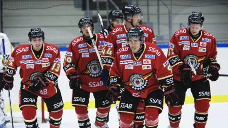 Sebastian Enterfeldt (längst fram) och hans Luleå har redan planen klar inför lördagens derby mot Skellefteå AIK i Skellefteå Kraft Asrena. "De har stora och långsamma backar. Det ska vi utnyttja", säger Luleåforwarden.