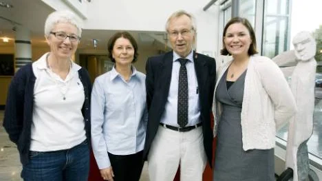 "Väl mött på symposiet", säger Bo Lundbäck, professor på Göteborgs universitet och tidigare chef för Olin-studierna. Han flankeras av Anne Lindberg, docent och överläkare på lungmedicin i Sunderbyn, Eva Rönmark, verksamhetschef för Olin-studierna, och Linnea Hedman, medicine doktor, forskare och beteendevetare.FOTO: Pär Bäckström