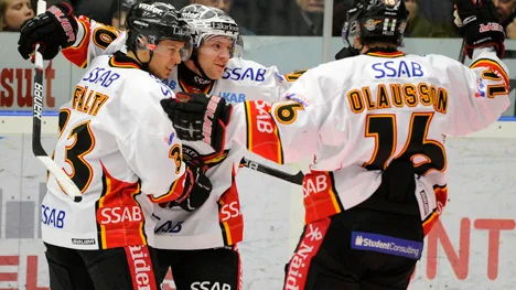 Den svarta sviten är bruten för Luleå via tre poäng mot Södertälje. Elias                                        Fälth, Pär Arlbrandt och Niklas Olausson jublar förstås.