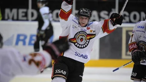 KARLSTAD 20091024 Luleås Pär Arlbrandt  avgjorde till 1-2  i förlängning mot Färjestad i lördagens elitseriematch i ishockey mellan Färjestads BK och Luleå Hockey i Löfbergs Lila Arena i Karlstad.

Foto: Lars Hedelin / SCANPIX / Kod: 10400