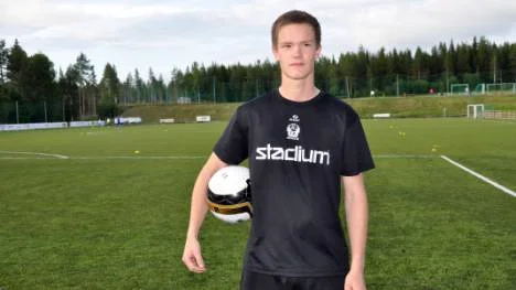 I fjol spelade den 17-årige backen Fredrik Lundgren fotboll i division V. Men i år har karriären gått spikrakt uppåt. Lundgren har varit med på landslagsläger samtidigt som hans Alvik var ett utropstecken under våren.