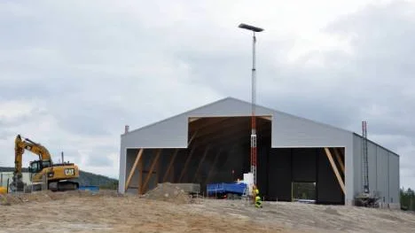 Den nya hangaren vid Gällivare flygplats ska vara färdig i höst. Utbyggnaden av Gällivare flygplats ger möjligheter till framtida chartertrafik mot utlandet.FOTO: Marie Ridderström
