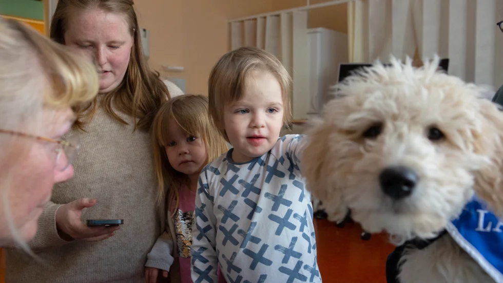 "Jag hoppas de ser behovet av sjukhushundarna och lyssnar på oss" säger Enköpingsbon Sarah Björklund som fått in rekordmånga namnunderskrifter i den insamling hon startade för sjukhushundarna. På måndag lämnas namninsamlingen över till politikerna. För femåriga Vincent, som föddes med hjärtfel, har hundarna haft stor betydelse under behandlingarna. 