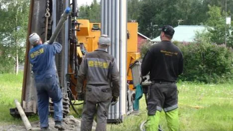 Ulf Stenvall, Lennart Jonsson och Tony Eriksson från företaget Maskintjänst borrar på Elevhemsområdet i Malmberget för insalation av LKAB:s mätplintar, totalt ska det bli 250 stycken. FOTO: John Filipsson