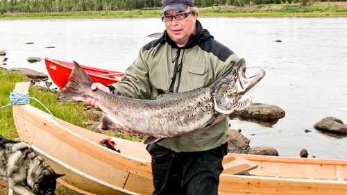 Glenn Olsson gillar att fiska lax. Här har han fått en som väger 13,23 kg.