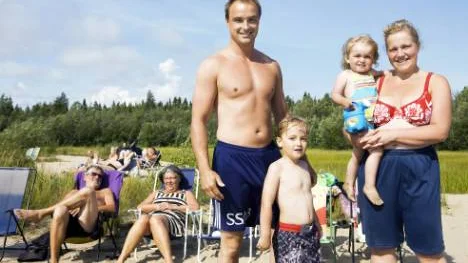 Familjen Norström, pappa Joakim, Ville, Molly och mamma Jessica."Vi är permanenta här! Vi har varit här varje dag hela veckan. Det är långgrunt och bra för barnen", säger Jessica Norström. I bakgrunden mormor och morfar, Monica Eriksson Lindfors och Sigge Lindfors.