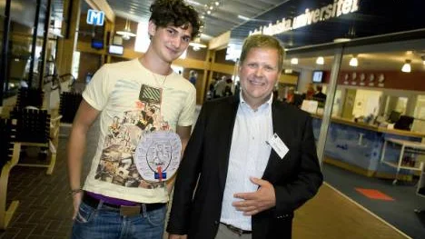 Idan Denkel, 21 år, har precis påbörjat sin nollning på Luleå tekniska universitet medan Lennart Nilsson, 57 år, var med i universitetets första årskull 1971.FOTO: Kurt Engström
