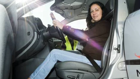 Roziane Renberg, ursprungligen från Brasilien, sätter sig till rätta i voltbilen.FOTO: Bengt-Åke Persson