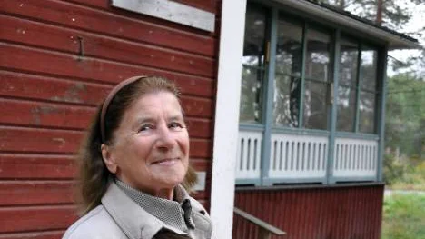 När Milda Hedström, 85, ser något som stör det estetiska ögat, ser hon till att ställa det till rätta. Ett exempel är när hon nyligen och med egna händer rensade strandkaféets väggar från flera hundratals häftklamrar.