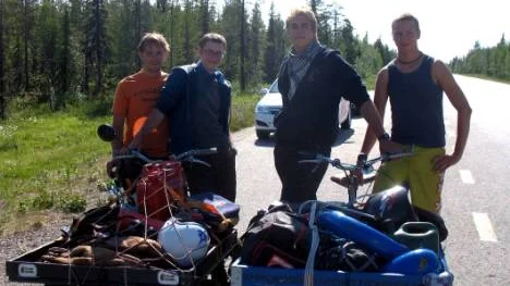 På två gamla packmopeder har Björn Gunnvall och Johannes Hjelm,  i mitten, tagit sig genom Sverighe. De två övriga är Marcus Wahlström och Mattias Hultgren som färdas i följebilen. FOTO: John Filipsson