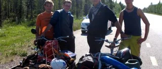 Lumparkompisar på packmoppe genom Sverige
