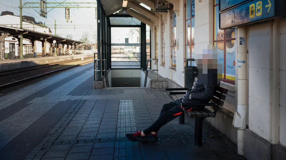 Max, som egentligen heter något annat, berättar att han som tonåring mådde dåligt och började dricka alkohol mycket tidigt. Drickandet övergick i ett drogbruk och snart sålde han narkotika till hela Östergötland. Idag sitter han av ett straff på anstalt och delar med sig av berättelsen om ett liv fyllt med grov kriminalitet. Bilden är tagen vid ett tidigare tillfälle.