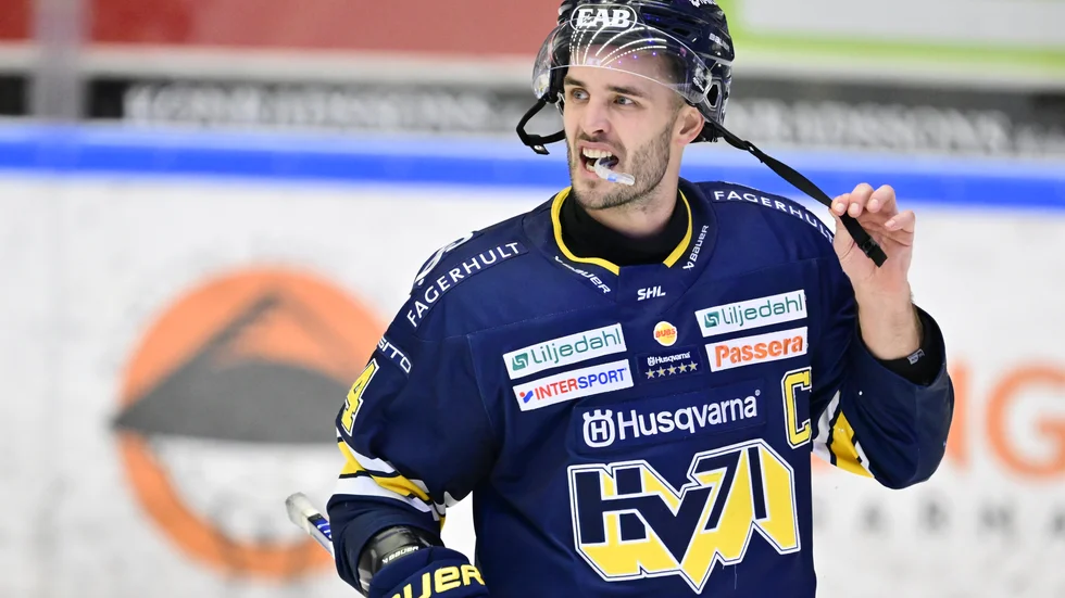 Nu åker hjälmen av för gott för hockeybacken Niklas Hjalmarsson, som lägger av. Arkivbild.
