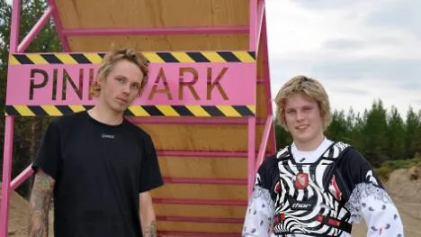 Martin Rönntoft, 21, och Linus Olsson, 20, förverkligar sin idé om en freestyle-park för crossmotorcyklar i Gällivare. De siktar på att Pink Park ska stå klar i början av nästa sommar. FOTO: Maria Ödalen