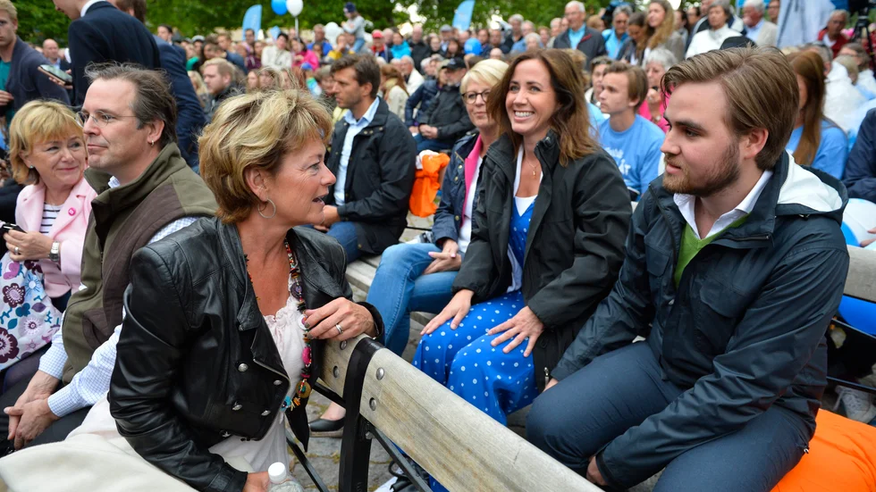 Lena Adelsohn Liljeroth (M), Filippa Reinfeldt (M) och Gustaf Reinfeldt, son till Filippa och Fredrik Reinfeldt, inför statsministerns tal i Almedalen på Moderaternas dag under politikerveckan i Visby. Gustaf fick en hög placering på moderaternas lista i Solna 2014 under mycket kritik, en lokal moderat beskrev det såhär: "– Det finns inget som motiverar hans plats bortsett från namnet. Han har inte deltagit i partiarbetet i någon större omfattning." (Arkivbild)