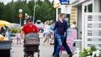 Kommersen är i full gång. Det vimlar av folk vid Storhedens butiker. Den svaga kronan gynnar handeln. Det blir billigt för utlänningar och svenskarna stannar hemma.                                                                              FOTO: Linnéa Bergenudd