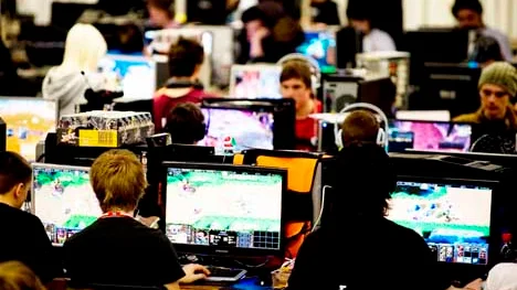 GÖTEBORG 20090410 Bildskärmar lyser när det under långfredagen samlades tusentalet spelintresserade personer i olika åldrar, men mest unga, för Dreamhack på Mässan i Göteborg. Deltagarna spelar dataspel hopkopplade i ett lokalt nätverk; LAN-party.

Foto Adam Ihse / SCANPIX / Kod 9200