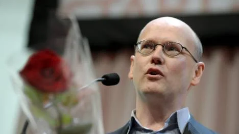 Thomas Östros, född Waaranperä, är värd en jättestor bukett för sin gedigna insats som ekonomisk talesperson.