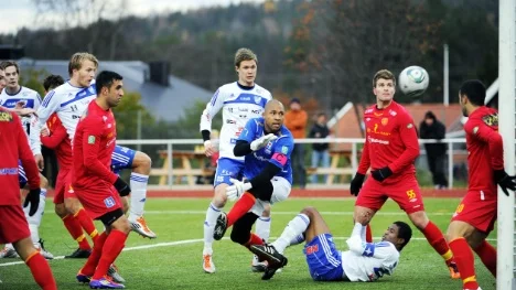 Här är Per Mettävainio på väg att göra sitt och IFK Luleås andra mål i 3-0-segern mot Syrianska.