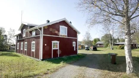 Natten mot lördagen överfölls det sovande paret i sin villa i Långträsk av två maskerade rånare som pratade engelska med varandra - och luktade bensin.<_Bildtext Fotobyline>foto: maria johansson</_Bildtext Fotobyline>