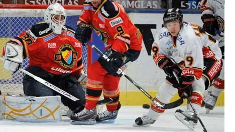 DIF:s målvakt Mark OWUYA bakom niorna Kristofer Ottosson och Sebastian Enterfeldt under kvartsfinal 6 i bäst av 7 i SM-slutspelet i ishockey mellan Djurgården och Luleå i Globen i Stockholm.