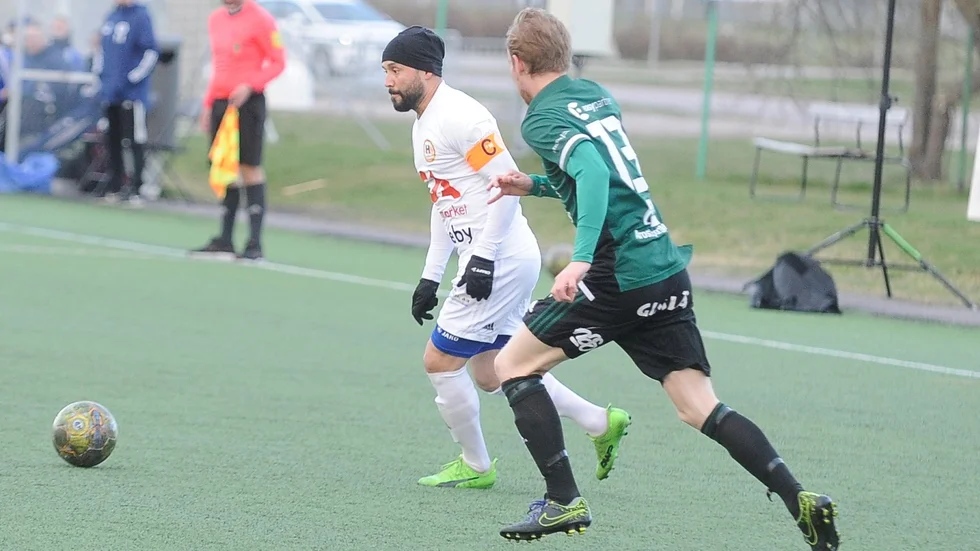 Dago Funes gjorde att av målen när Hargs BK kryssade mot BK30 från Västerås. I påsk väntar läger i Malmö.