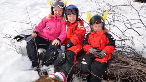 Ellen, Klara och Ebba Uvemo åkte med fjädrar på hjälmen.