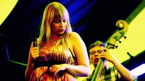 Sensuell, varm och säker - danska sångerskan Sidsel Storm på årets upplaga av Kalottjazz- & Bluesfestivalen i Haparanda-Torneå.