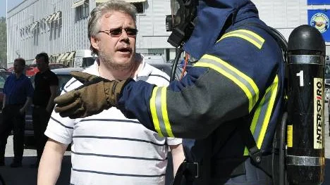 I juni förra året eldhärjades Ulf Johanssons bilverkstad, Carpartner på Midgårdsvägen.  Ulf Joahnsson äger även fasigheten i Gammelstad som eldhärjades i fredags. Här ses Johansson samtala med en rökdykare vid branden på bilverkstaden. Foto: BENGT-ÅKE PERSSON