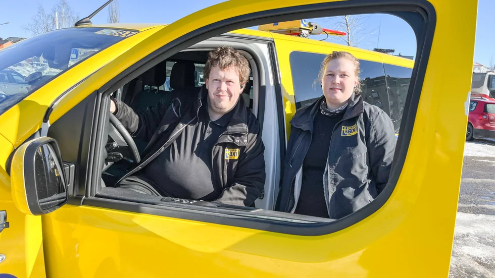 Taxichauffören Fredrik Lundström och trafikoperatören Mikaela Granberg reagerar tillsammans med flera andra anställda på Pite taxi över försämringen i planeringen av färdtjänst och sjukresor. "Det är bedrövligt hur det blivit", säger Fredrik Lundström.