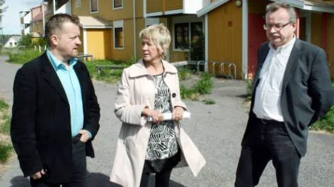 Kallställt blir hett igen. Kommunalråden Kenneth Stålnacke och Lars Törnman, samt Annelie Vinsa, Kirunabostäder, konstaterar att det är ett välbehövligt tillskott på bostadsmarknaden i Kiruna.foto: hans sternlund
