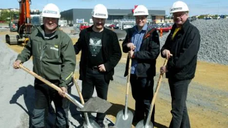 Ett första spadtag för Clas Ohlsson. Från vänster: Stefan Pudas ER-bygg, Kenneth Stålnacke, kommunalråd, Magnus Bäcktorp, Telerit, Lars Törnman, kommunalråd. FOTO: HANS STERNLUND
