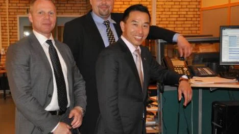 Nöjda chefer. Mats Brager vd för norra Europa, Fredrik Wuopio, platschef i Haparanda och europa-chefen Kevin Wen. FOTO: Susanne Jansson
