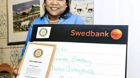 Årets eldsjäl Chitrawan Sandberg med diplom och check på 5 000 kronor. "Så länge jag har krafter vill jag hjälpa mina medmänniskor", säger hon.FOTO: Bengt-Åke Persson