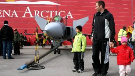 Jas 39 Gripen var med när Kiruna flygplats firade 50 år. Thomas Lundström var också där med sina barn Oscar och Nelly.FOTO: Alexander Linder