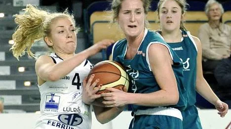 Alexandra Ferm, till höger, ville till Luleå Basket men fick nej.