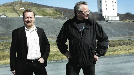 Berget Luossavaara bildar en passande kuliss för Kirunas kommunlråd Kenneth Stålnacke (S) och Lars Törnman (Kip). De två tidigare motståndarna är numera helt överrens om de stora tagen i stadsomvandlingen och en av dem har anledning att se extra glad ut.FOTO: HANS STERNLUND