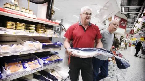 Gert-Ove Hansen är ansvarig för fiskhanteringen vid Ica Maxi i Luleå. Den vildlax han säljer levereras av BD-fisk och håller måtten. "På hela sommaren har vi haft två laxar som inte höll längdmåttet. Dem plockade vi undan från försäljning", säger han. Men troligen kommer minimimåtten att avskaffas. FOTO: Maria Ekman
