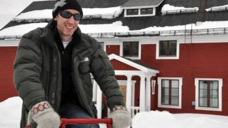 Oliver Coey tycker att han hittat drömhuset."jag tycker om livet här uppe. Det liknar livet i England på 50-talet", säger  engelsmannen som nu sparkar igång verksamheten i  byns gamla arbetstuga.FOTO: K-L Sundqvist