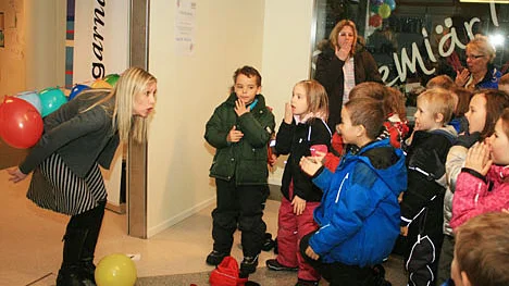 Ulrika Westerberg, projektledare i Företagaråret 2010, och många förskolebarn var med vid vernissagen.