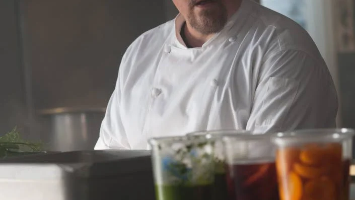 Jon Favreau spelar kocken Carl Casper i myskomedin "Chef". Tyvärr är handlingen stundtals segare än dålig kalops och borde ha kortats med 30 minuter.