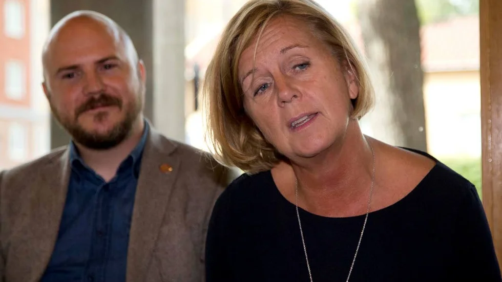 Jämställdhetsminister Maria Arnholm vill satsa på ett rejält lönelyft för en utvald skara specialistsjuksköterskor. I bakgrunden Mathias Sundin som kandiderar till riksdagen.