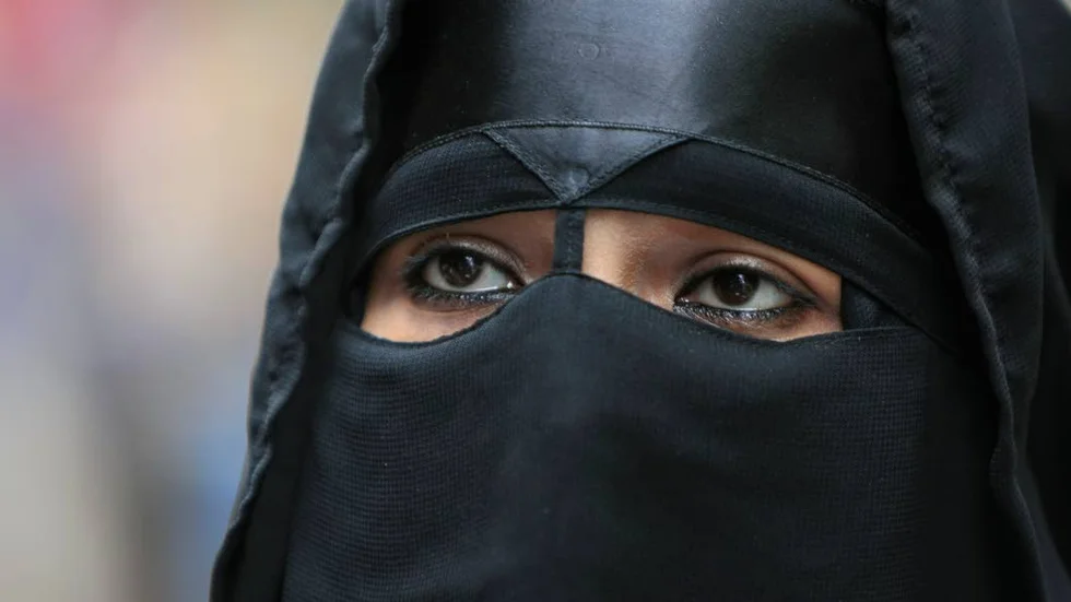 Tillåtet? Får man ifrågasätta heltäckande slöja utan att bertraktas som islamofob, undrar Johnny Ludvigsson.