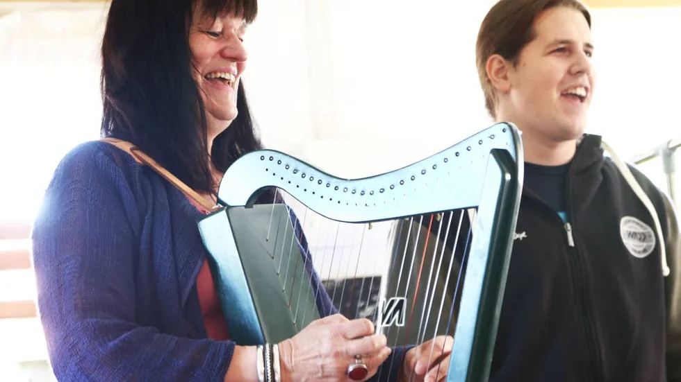 Marie Länne Persson och sångaren David Siljat, som båda medverkar på Slaka-cd:n som medföljer boken.