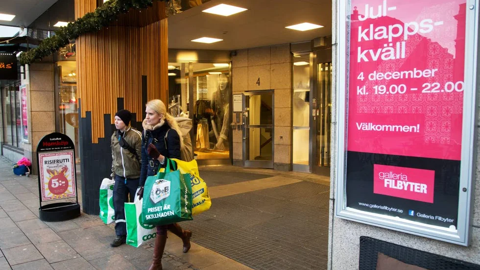 Josephine Johansson och Ida Wahlgen Ege var fullastade med klädpåsar när de gav sig ut i Linköping på fredagen