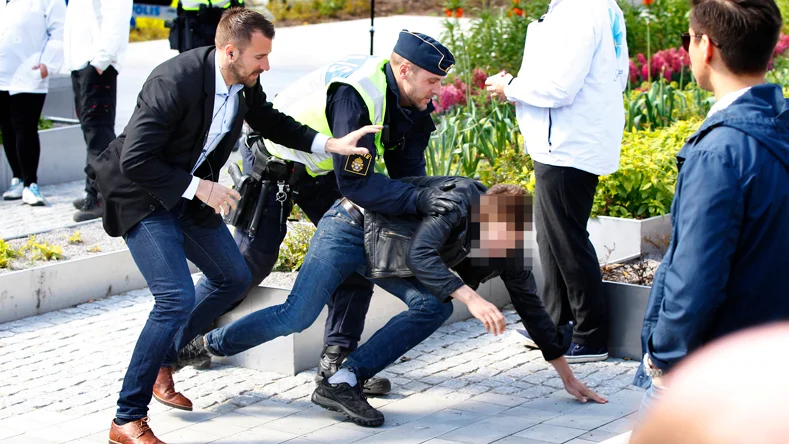 Protester när Jimmie Åkesson talar i Hörsalsparken