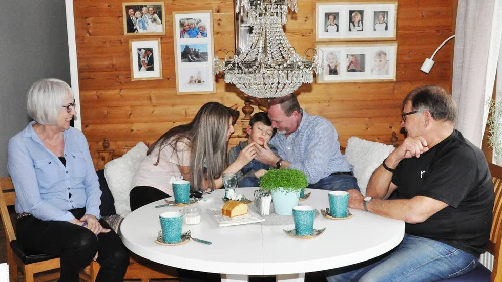 Trött. Seba och Monirs femårige son Daniel är trött efter förskolan och har somnat på kökssoffan hemma hos Inger och Bernt.