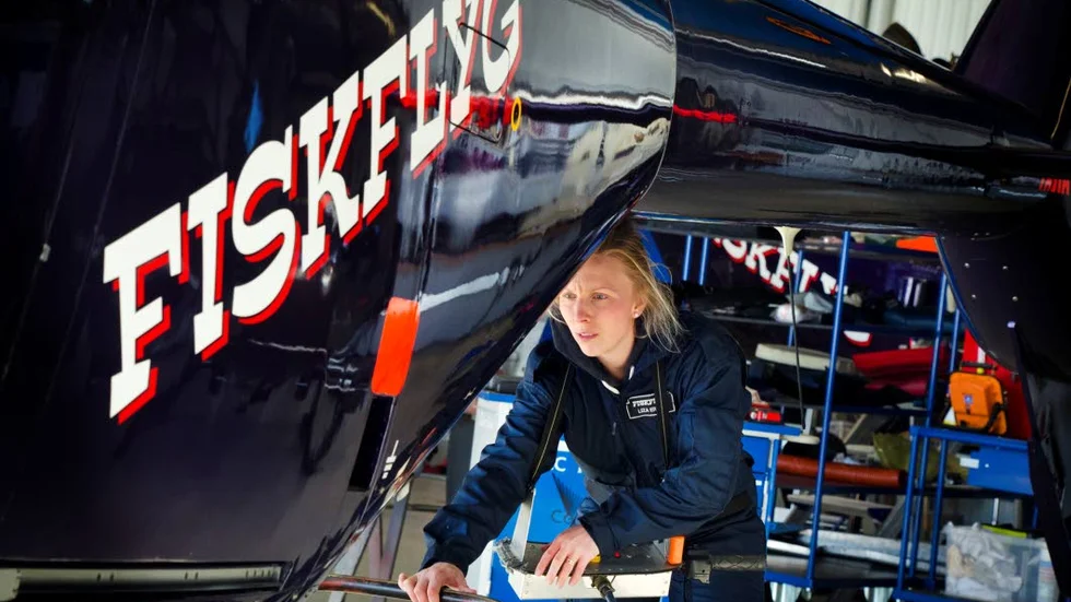 Redo att lyfta. Liza E.Corle kör ut helikoptern ur hangaren för att inta luftrummet. Under sina elva år som pilot har hon hunnit vara med om otroliga vyer, och ser fram emot ännu fler. "Jag tycker det är viktigt och beundransvärt att leva ut sina drömmar. ", berättar piloten från Sunderbyn som hunnit flyga över såväl Alaska som Hawaii och New York.